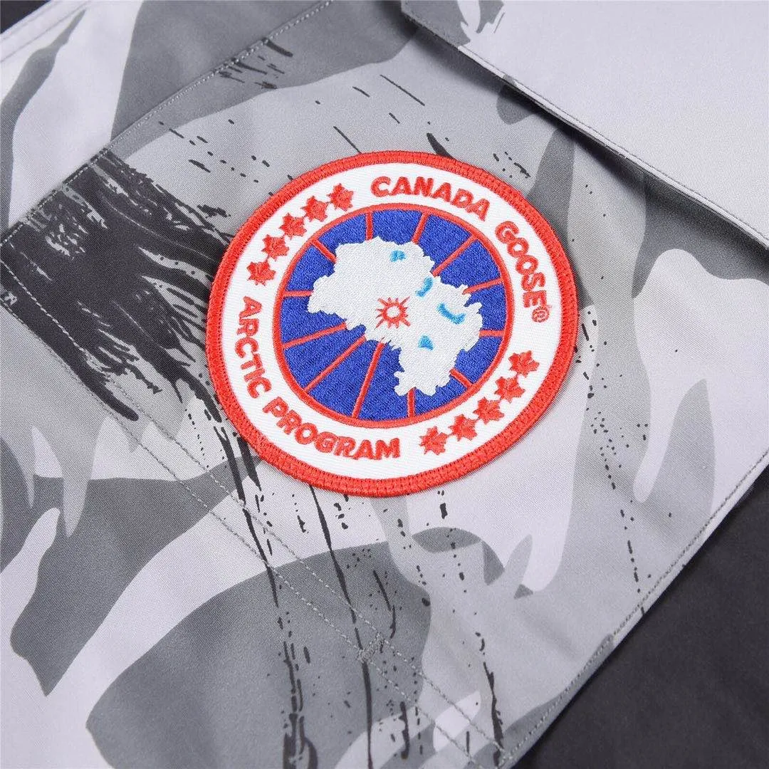 P780 with dust bag) Canada Goose Canada Goose #Expedition expedition parka classic down jacket ➖ Imported 21-count polyester-cotton blended original fabric [last year’s 16-count/18-count hard fabrics have been completely eliminated, this year all use 21-count genuine synchronized fabrics, the soft mid-band feels delicate and textured], genuine synchronized Feather-Light 10D waterproof coated fabric, made of 84.5% polyester fiber and 15.5% cotton, 100% the best feel in the entire network! ➖ The genuine official website is synchronized with the national standard 80 white duck down, you can check the official website customer service, there will never be a series of misleading claims such as 90 down or goose down! ➖ Using the best nylon lining with double double-layer sealing design, velvet-proof No. 7 needle + grid-filled down ready-made garments, there is 100% no so-called velvet running! ➖ The cuffs are designed with thickened seamless threads, and the collar and pockets are lined with top-quality polar fleece to keep you warm and comfortable! ➖ Yoshida YKK provides original custom-made electroplated sliders. YKK two-way lockable zippers are tight and smooth and will not peel off paint! ➖ 3M composite guarantees that the Velcro is the same as the original, durable, and all accessories and hardware are custom-made! ➖ Imported BEHRINGER embroidery machine to customize the 10,000-needle embroidery logo, 98% of which can be reproduced to restore the original logo. You can check and compare on the official website! ➖ The fur collars are all made of large pieces of Western Canadian blue wolf hide, ensuring that each fur collar is 13-15cm wide! 08 models for men and women SIZE: XS S M L XL XXL
